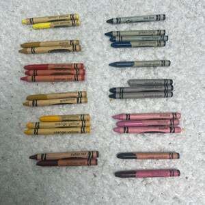 Lot of 25+ Retired & Rare Vintage Crayola Crayons w Indian Red Maize Lemon Yello